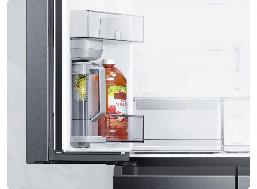 Genie&szlig;e gek&uuml;hltes und nat&uuml;rlich aromatisiertes Wasser